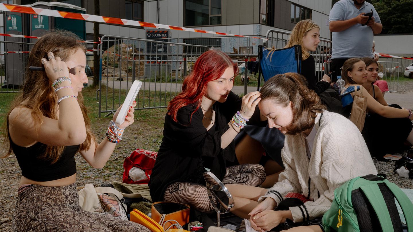 Junge Mädchen, alles Fans von Taylor Swift, schminken sich