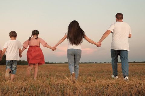 Steuerklassen: Ein Familie läuft über ein Feld