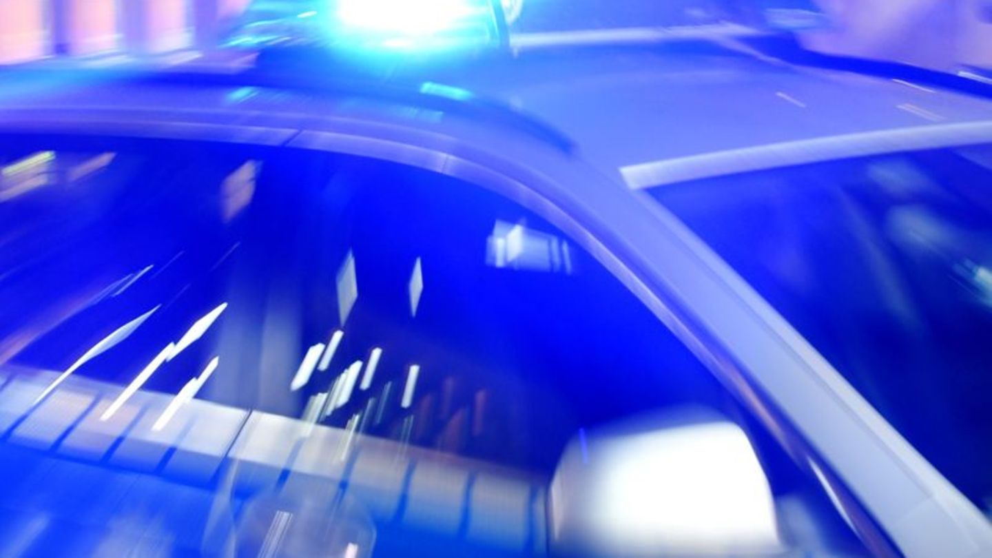 Rutesheim: Autofahrer sehen Mann nackt auf Autobahnbrücke masturbieren