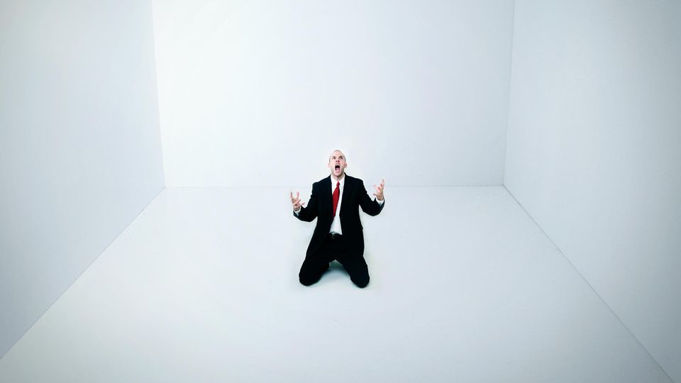 Angst vor Bettwanzen: Schreiender Mann in einem vollkommen leeren Raum