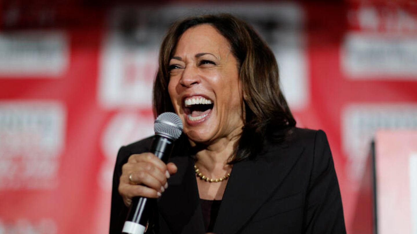 Kamala Harris lacht während einer Rede