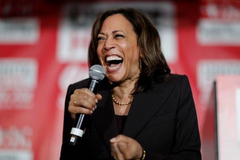 Kamala Harris lacht während einer Rede