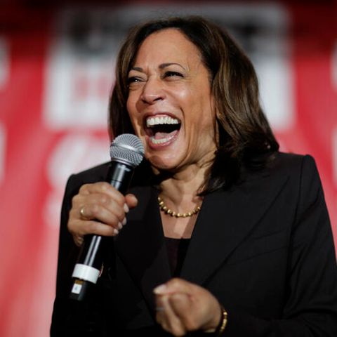 Kamala Harris lacht während einer Rede