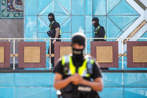 Polizisten vor dem Islamischen Zentrum Hamburg