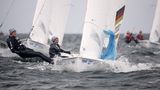 Bei den Olympischen Segelwettbewerben, die in Marseille ausgetragen werden, treten erstmals gemischte Teams in der 470er-Klasse an. Simon Diesch (nicht im Bild) und Anna Markfort (im Bild vorn) haben selbstbewusst ein klares Ziel formuliert: "Wir wollen eine Medaille. Wir wollen Gold. Wir wissen, dass wir das Potenzial dazu haben, aber natürlich gehört bei einem Segelwettbewerb vieles dazu“, sagte Markfort.