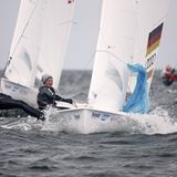 Bei den Olympischen Segelwettbewerben, die in Marseille ausgetragen werden, treten erstmals gemischte Teams in der 470er-Klasse an. Simon Diesch (nicht im Bild) und Anna Markfort (im Bild vorn) haben selbstbewusst ein klares Ziel formuliert: "Wir wollen eine Medaille. Wir wollen Gold. Wir wissen, dass wir das Potenzial dazu haben, aber natürlich gehört bei einem Segelwettbewerb vieles dazu“, sagte Markfort.
