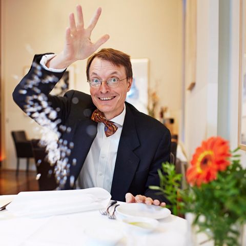 Karl Lauterbach verstreut Salz in einem Restaurant