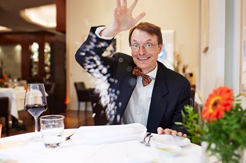 Karl Lauterbach verstreut Salz in einem Restaurant