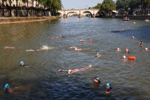 Um zu zeigen, dass die Säuberungsarbeiten funktioniert haben, ist die Bürgermeisterin von Paris, Anne Hidalgo, gemeinsam mit Parisern in der Seine geschwommen.