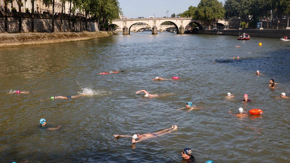 Um zu zeigen, dass die Aufräumarbeiten erfolgreich waren, schwamm die Bürgermeisterin von Paris, Anne Hidalgo, gemeinsam mit den Pariser Bürgern in der Seine.