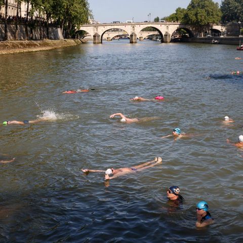 Um zu zeigen, dass die Säuberungsarbeiten funktioniert haben, ist die Bürgermeisterin von Paris, Anne Hidalgo, gemeinsam mit Parisern in der Seine geschwommen.