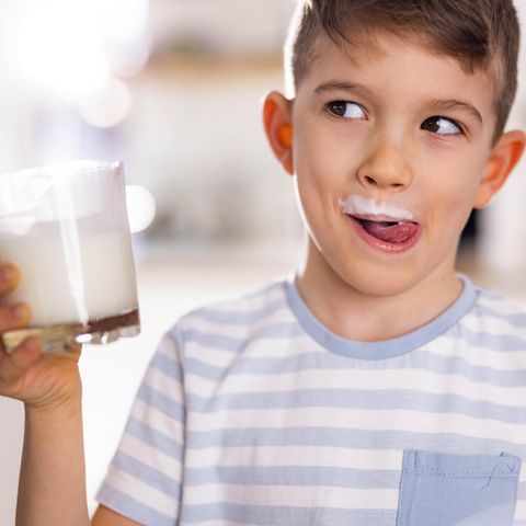 Junge mit MIlchschnurrbart trinkt Haferdrink
