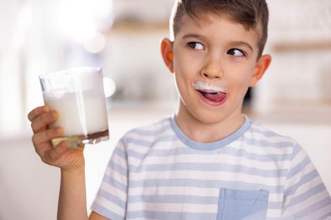 Junge mit MIlchschnurrbart trinkt Haferdrink