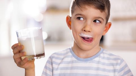 Junge mit MIlchschnurrbart trinkt Haferdrink