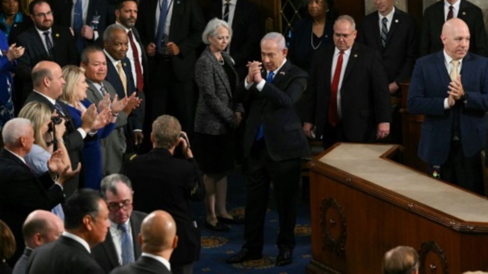 Netanjahu (Mitte) wird im US-Kongress begrüßt