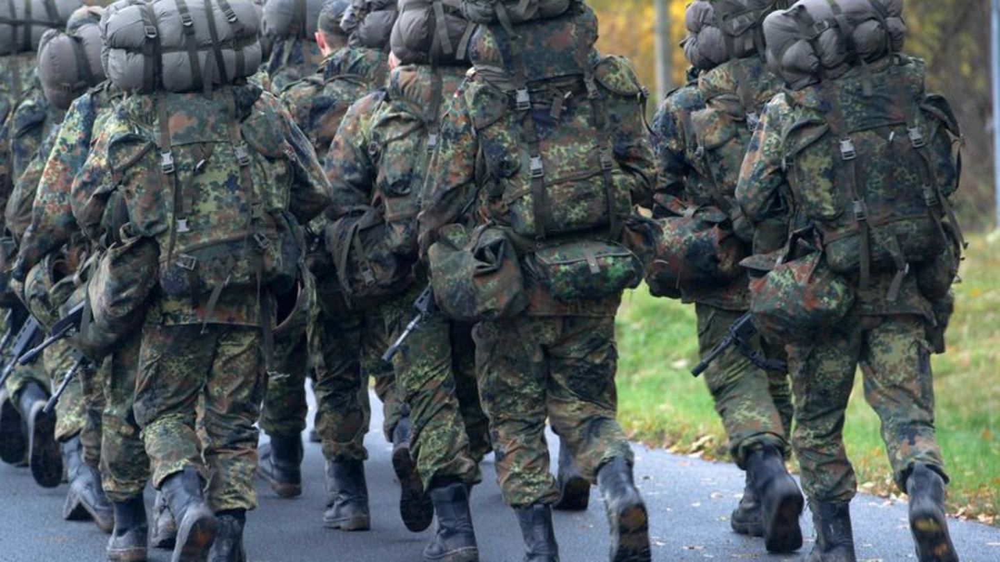 Verteidigung: Bundeswehr rekrutiert Tausende Minderjährige