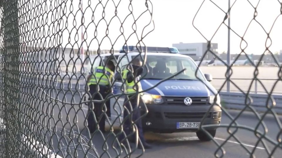 Loch im Zaun: "Letzte Generation" bricht in Frankfurter Flughafen ein und legt Flugverkehr lahm