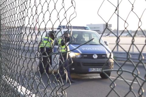 Loch im Zaun: "Letzte Generation" bricht in Frankfurter Flughafen ein und legt Flugverkehr lahm