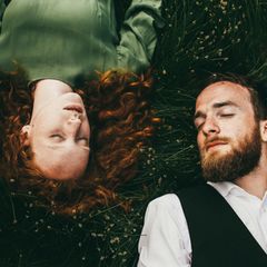 Schlaf: Pärchen liegt mit geschlossenen Augen im Gras