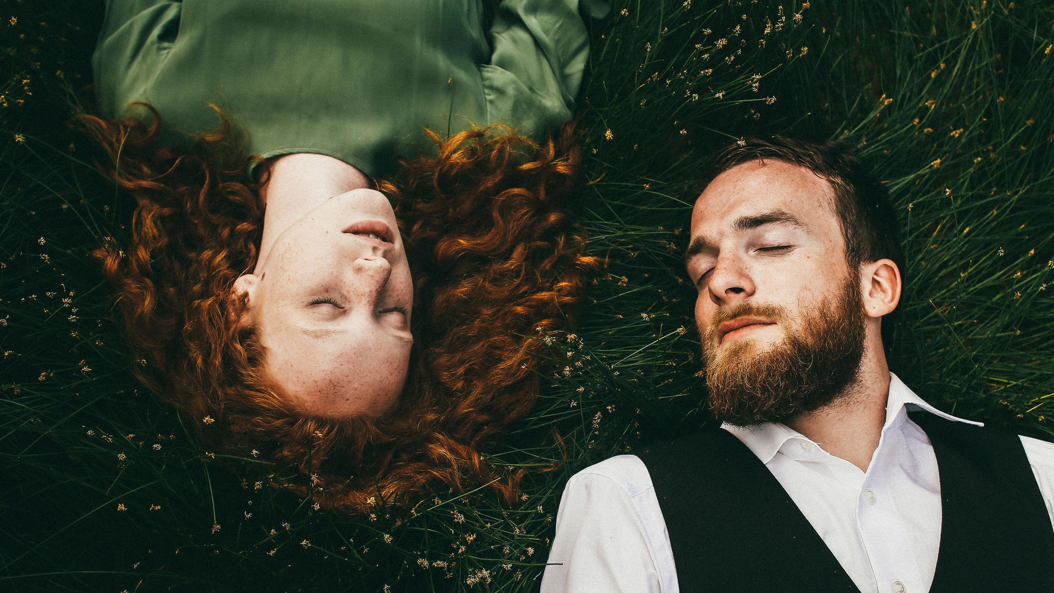 Schlaf: Pärchen liegt mit geschlossenen Augen im Gras