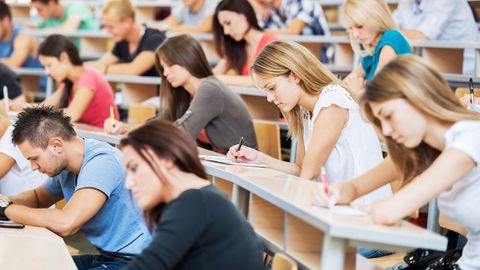 Studierende in einem Hörsaal – Stiftung Warentest gibt Tipps zur Krankenversicherung