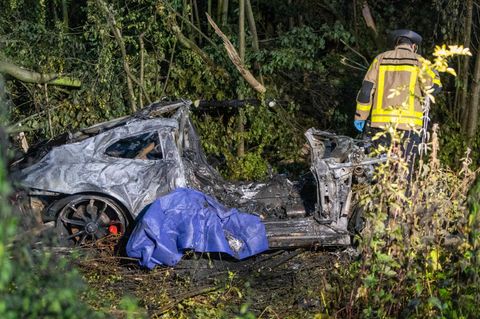 Das Wrack des ausgebrannten Sportwagens auf der A44 bei Unna