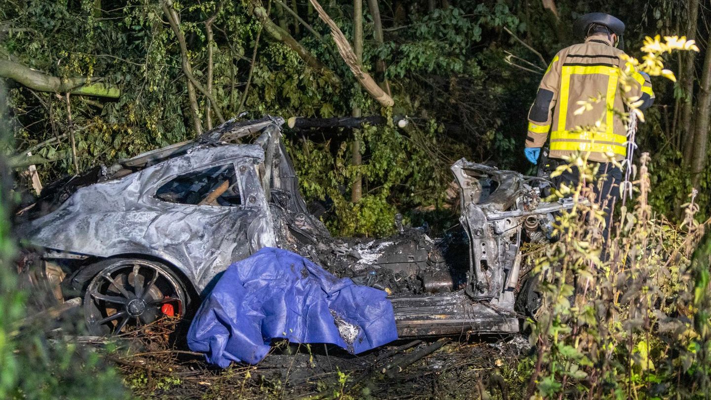 Das Wrack des ausgebrannten Sportwagens auf der A44 bei Unna