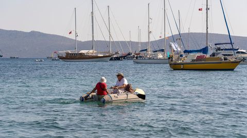 Alteres Paar paddelt in der Bucht von Kumbahce bei Bodrum