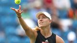 Angelique Kerber wurde 1988 in Bremen geboren und zog im Alter von acht Monaten mit ihrer Familie nach Kiel. Schon mit drei Jahren hielt sie ihren ersten Tennisschläger in der Hand. Nachdem sie die Realschule abgeschlossen hatte, entschied sie sich, ihr Talent im Tennis professionell zu nutzen. Ihre Mutter Beata nahm den Managerposten ihrer aufstrebenden Karriere ein, während ihr Vater Sławek ihr erstes Training leitete.
