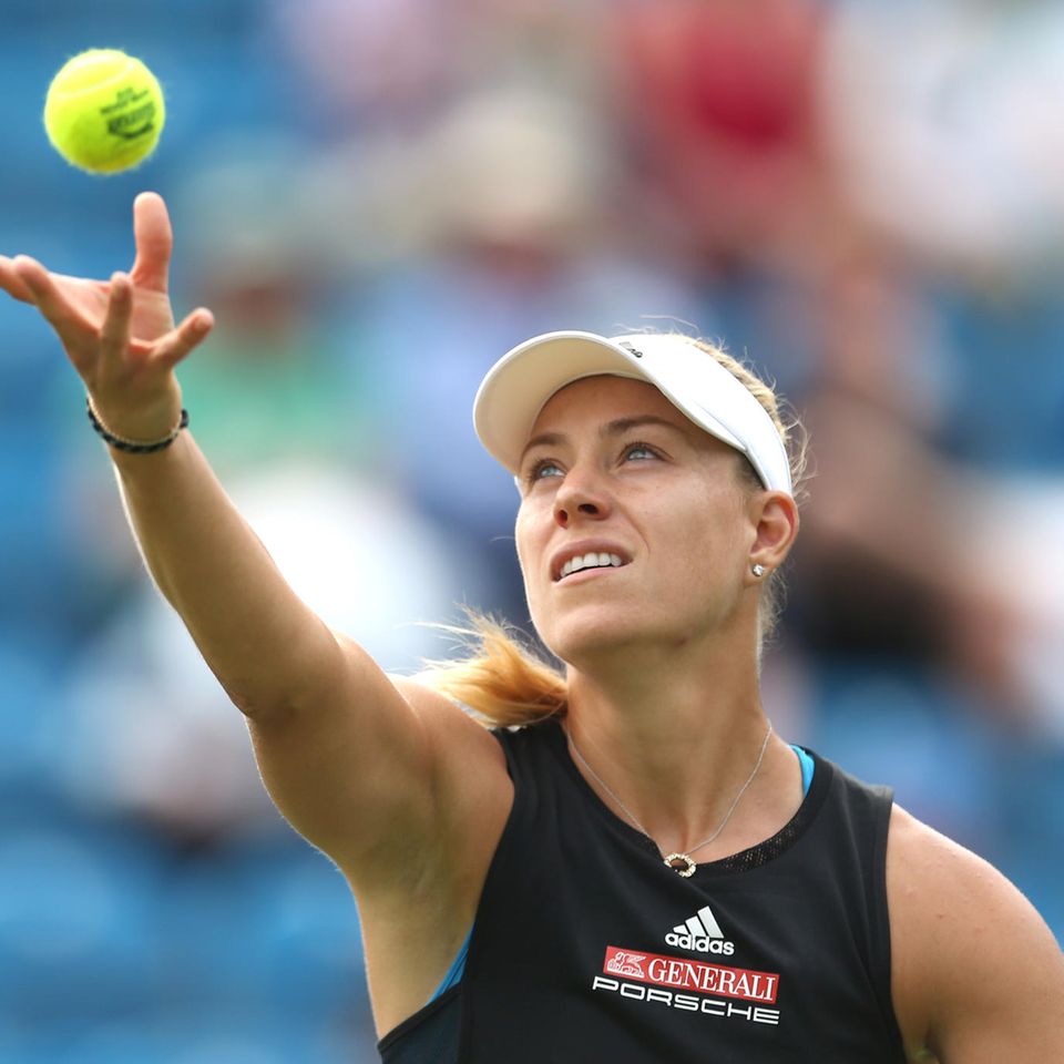 Angelique Kerber wurde 1988 in Bremen geboren und zog im Alter von acht Monaten mit ihrer Familie nach Kiel. Schon mit drei Jahren hielt sie ihren ersten Tennisschläger in der Hand. Nachdem sie die Realschule abgeschlossen hatte, entschied sie sich, ihr Talent im Tennis professionell zu nutzen. Ihre Mutter Beata nahm den Managerposten ihrer aufstrebenden Karriere ein, während ihr Vater Sławek ihr erstes Training leitete.