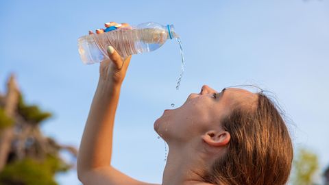Mneralwasser bei Stiftung Warentest – Frau löscht ihren Durst