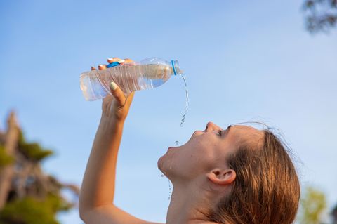 Mneralwasser bei Stiftung Warentest – Frau löscht ihren Durst