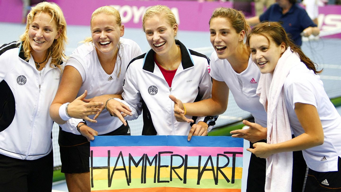Bereits im Jahr 2001 zeigte Angelique Kerber ihr Talent, indem sie einen deutschen Meistertitel in der Jugendklasse errang und sich einen Platz in der Jugend-Weltrangliste sicherte. Zusätzlich holte sie sich den Sieg bei der polnischen U14-Meisterschaft. Ein Jahr später krönte sie sich erneut zur Deutschen Meisterin, wurde Vizeeuropameisterin und wurde in den Förderkader des Deutschen Tennis Bundes (DTB) aufgenommen.