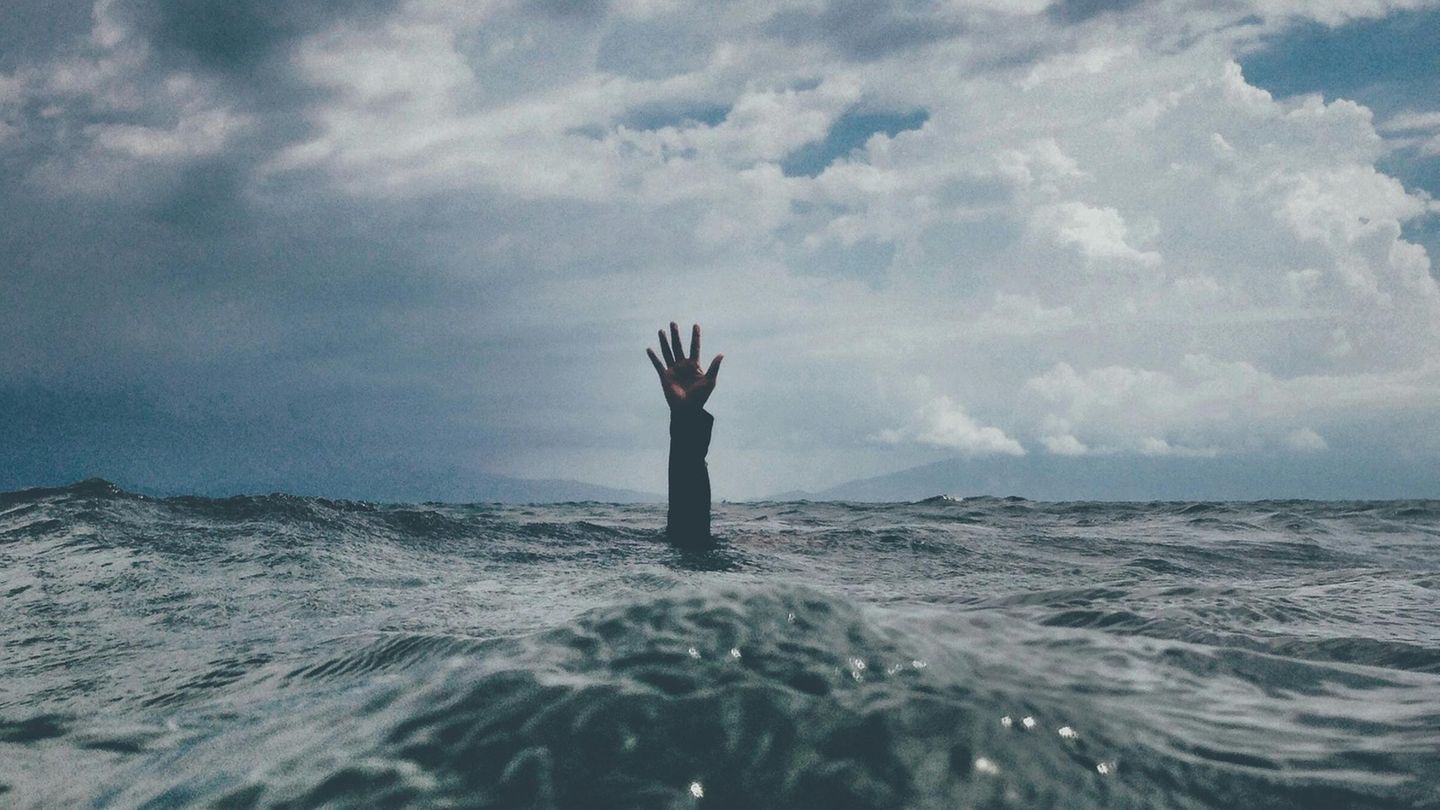 Symbolbild für Burn-on: Die Hand eines Ertrinkenden ragt aus dem Wasser