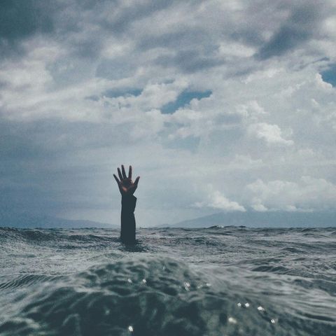Symbolbild für Burn-on: Die Hand eines Ertrinkenden ragt aus dem Wasser