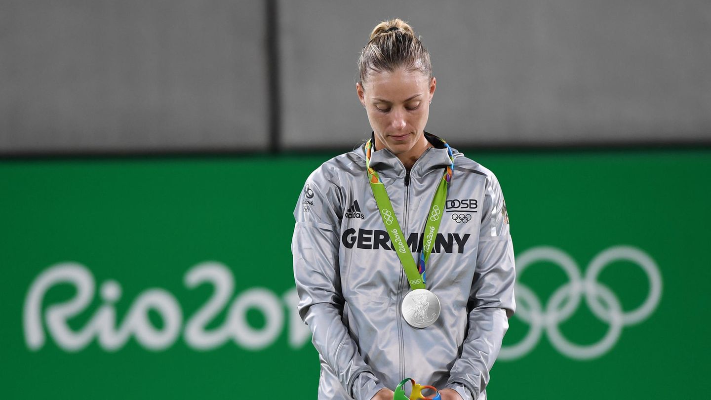 Nach ihrem großen Sieg bei den Australian Open und darauf folgend im September 2016 bei den US Open gewonnen trat sie bei den Olympischen Spielen 2016 in Rio de Janeiro an. Sie erreichte das Finale, das sie jedoch verlor und somit (nur) die Silbermedaille erhielt. Im November 2016 wurde sie dann in Berlin mit dem Bambi in der Kategorie Sport für ihre herausragende Leistung ausgezeichnet. Im Dezember wurde Kerber erstmals als Deutschlands Sportlerin des Jahres geehrt.