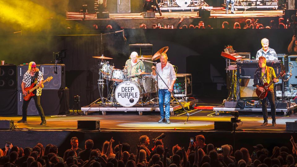 Rockband Deep Purple während Konzert auf Bühne