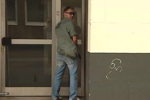 Stadt reagiert auf Wild-Pinkler – Wand pinkelt zurück