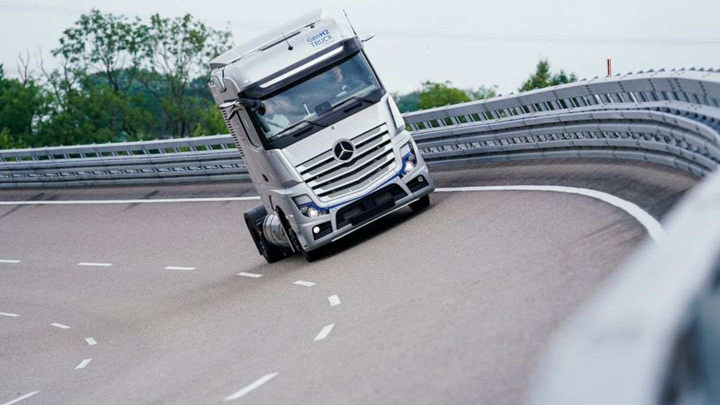 Neue Antriebe: Daimler Truck testet Wasserstoff-Lkw im realen Betrieb