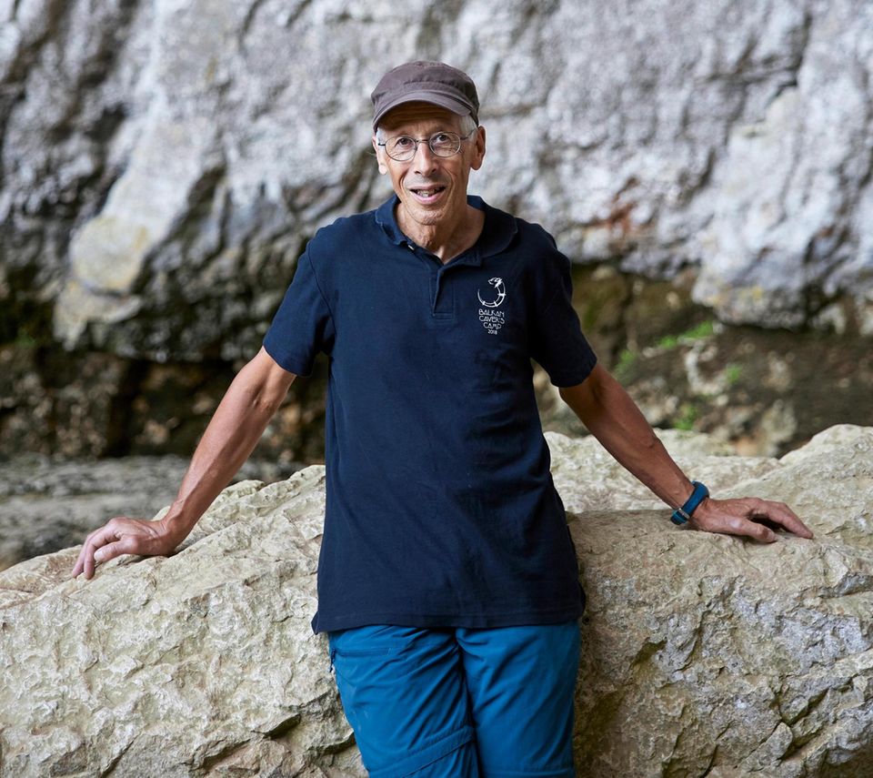 Höhlenforschung: Didier Cailhol vor der Grotte Sarrazine
