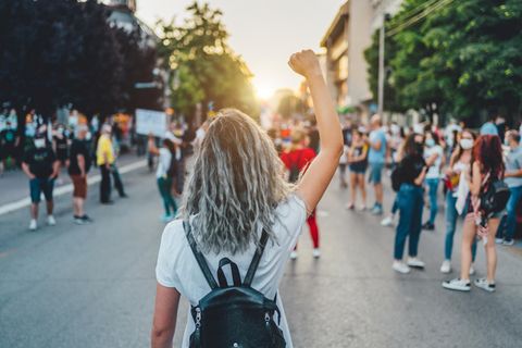 Für Mikrofeminismus müssen Frauen nicht auf eine Demo warten – sie können feministische Aktionen in ihren Alltag einbauen
