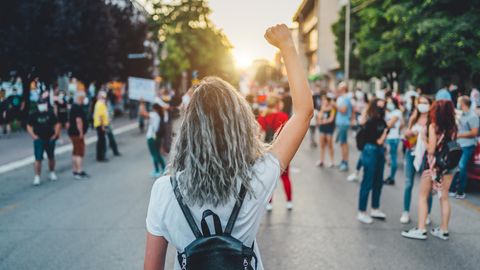 Für Mikrofeminismus müssen Frauen nicht auf eine Demo warten – sie können feministische Aktionen in ihren Alltag einbauen
