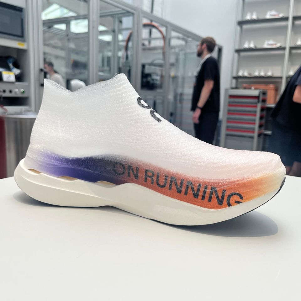 Schleifebinden entfällt: Das elastische Synthetikgewebe lässt sich einfach über den Fuß ziehen