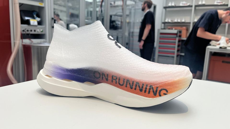 Schleifebinden entfällt: Das elastische Synthetikgewebe lässt sich einfach über den Fuß ziehen