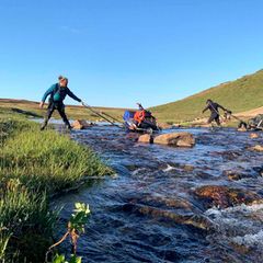 Die Männer überqueren einen Fluss