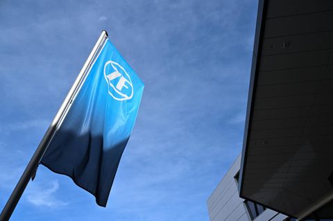 Eine Fahne mit dem Logo des Automobilzulieferers ZF weht vor der Konzernzentrale