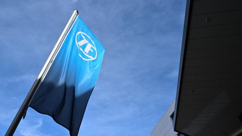 Eine Fahne mit dem Logo des Automobilzulieferers ZF weht vor der Konzernzentrale