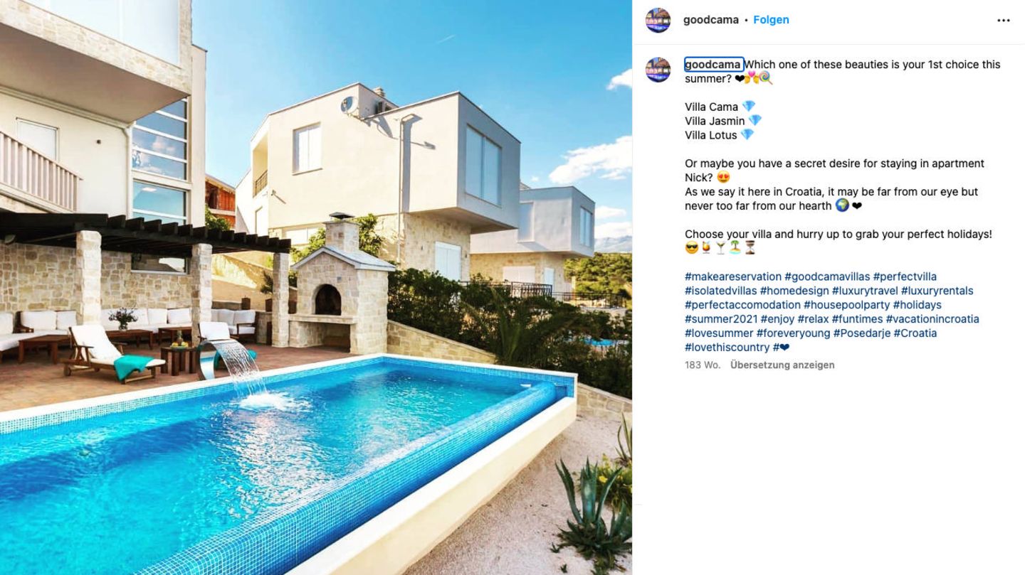 Ein Pool vor einer Villa