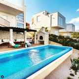 Ein Pool vor einer Villa