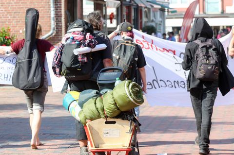 Punks auf Sylt tragen Taschen und Rucksäcke